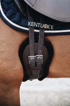 Kentucky Horsewear Anatomischer Lammfell Gurtschoner -Pferdebedarf Discounter 338010 BR 2