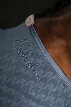 Eskadron Essence 22/23 Fleece Stamp Abschwitzdecke -Pferdebedarf Discounter 342553 DLB 4